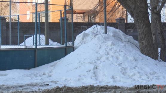 В Павлодаре начали вывозить снег из частного сектора по второму кругу